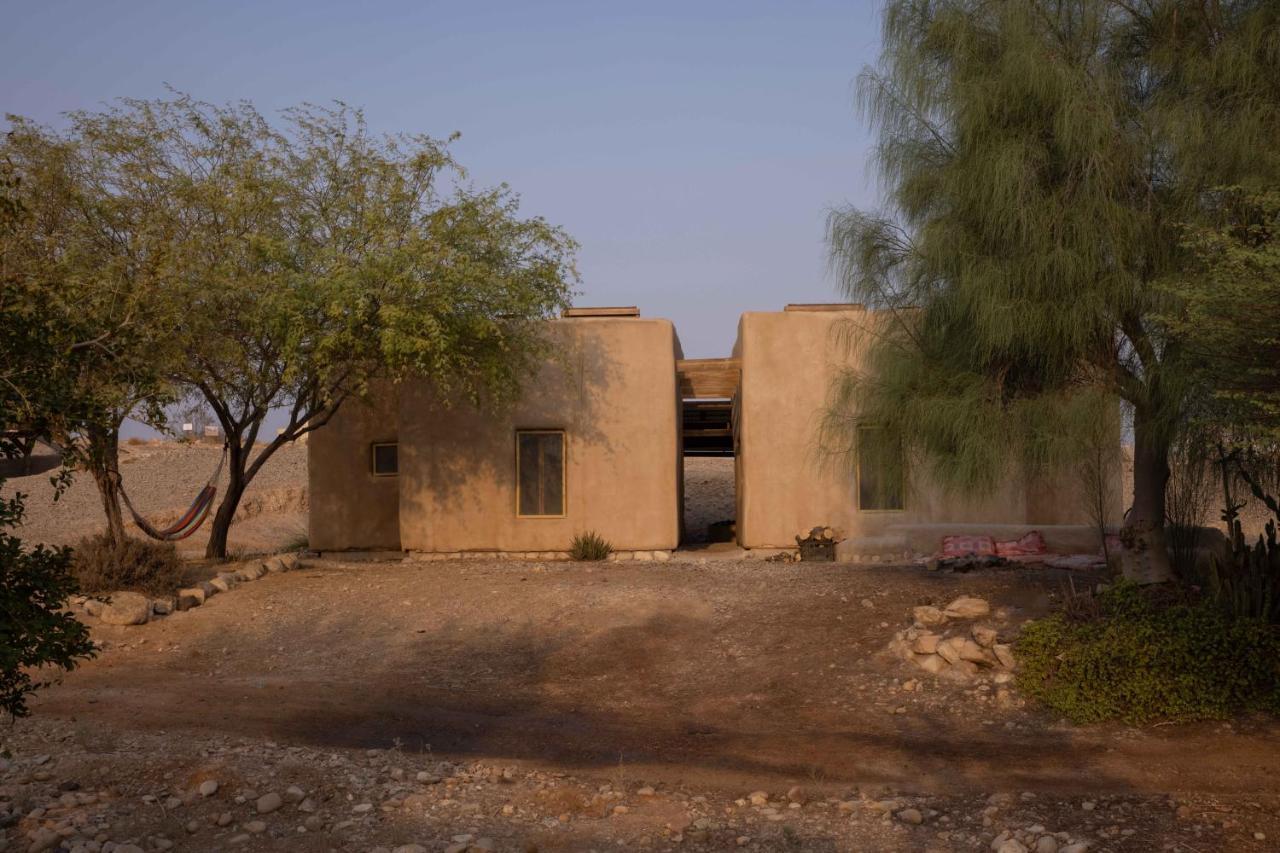 Desert Days Mud Cabin'S Resort Tzukim Bagian luar foto