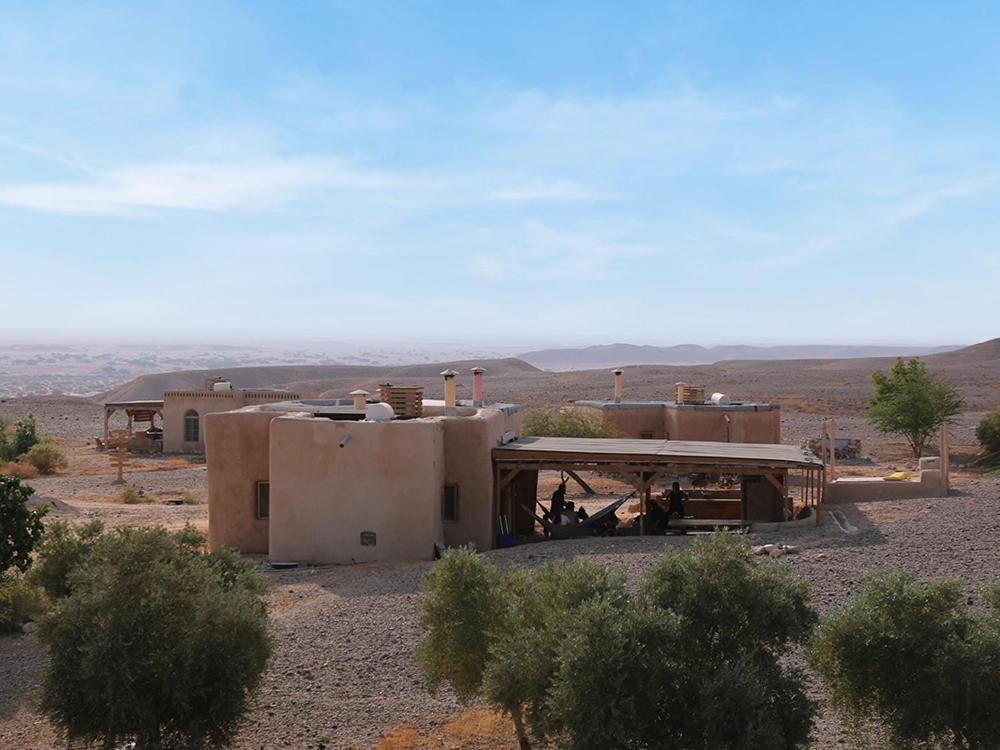 Desert Days Mud Cabin'S Resort Tzukim Bagian luar foto