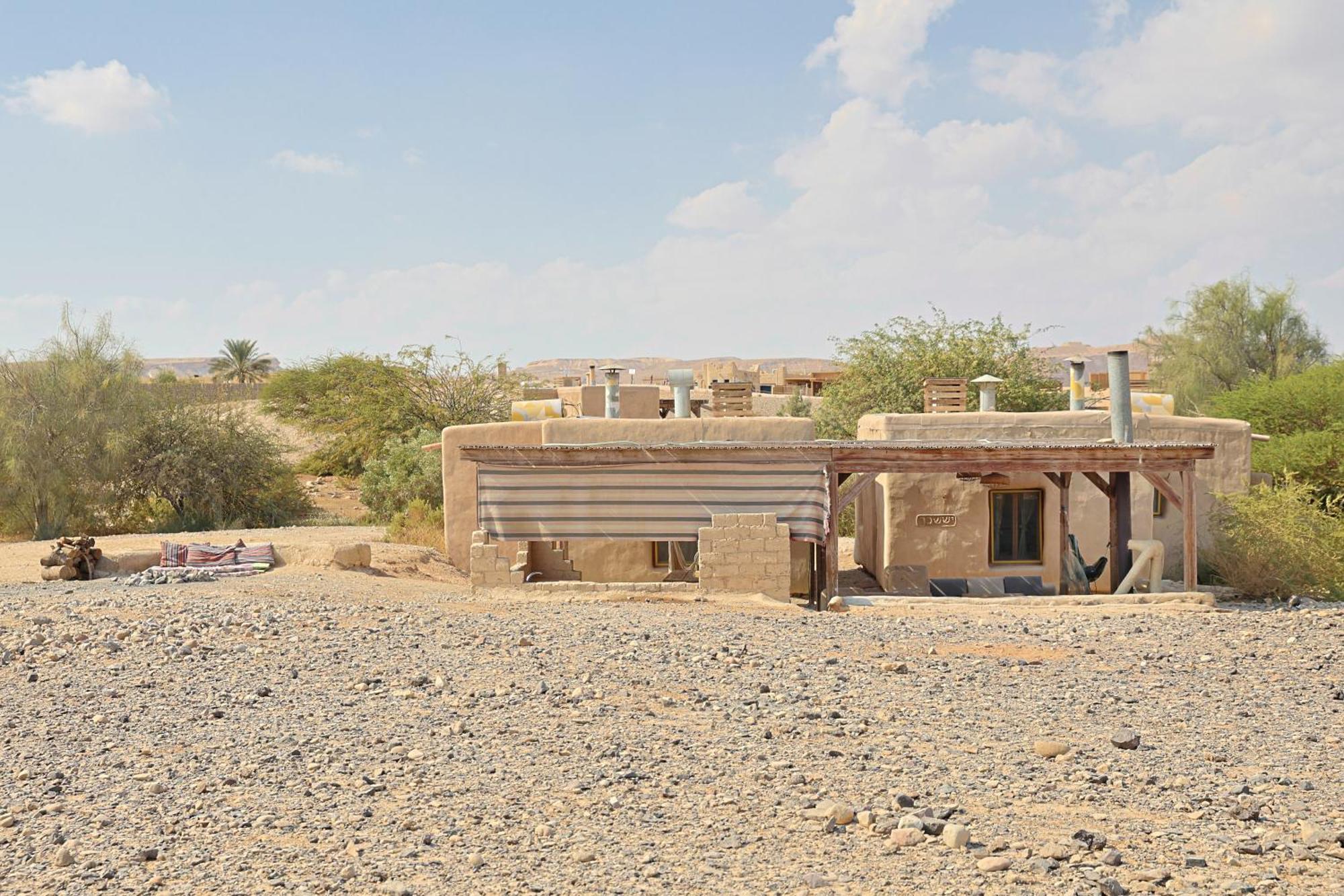 Desert Days Mud Cabin'S Resort Tzukim Bagian luar foto
