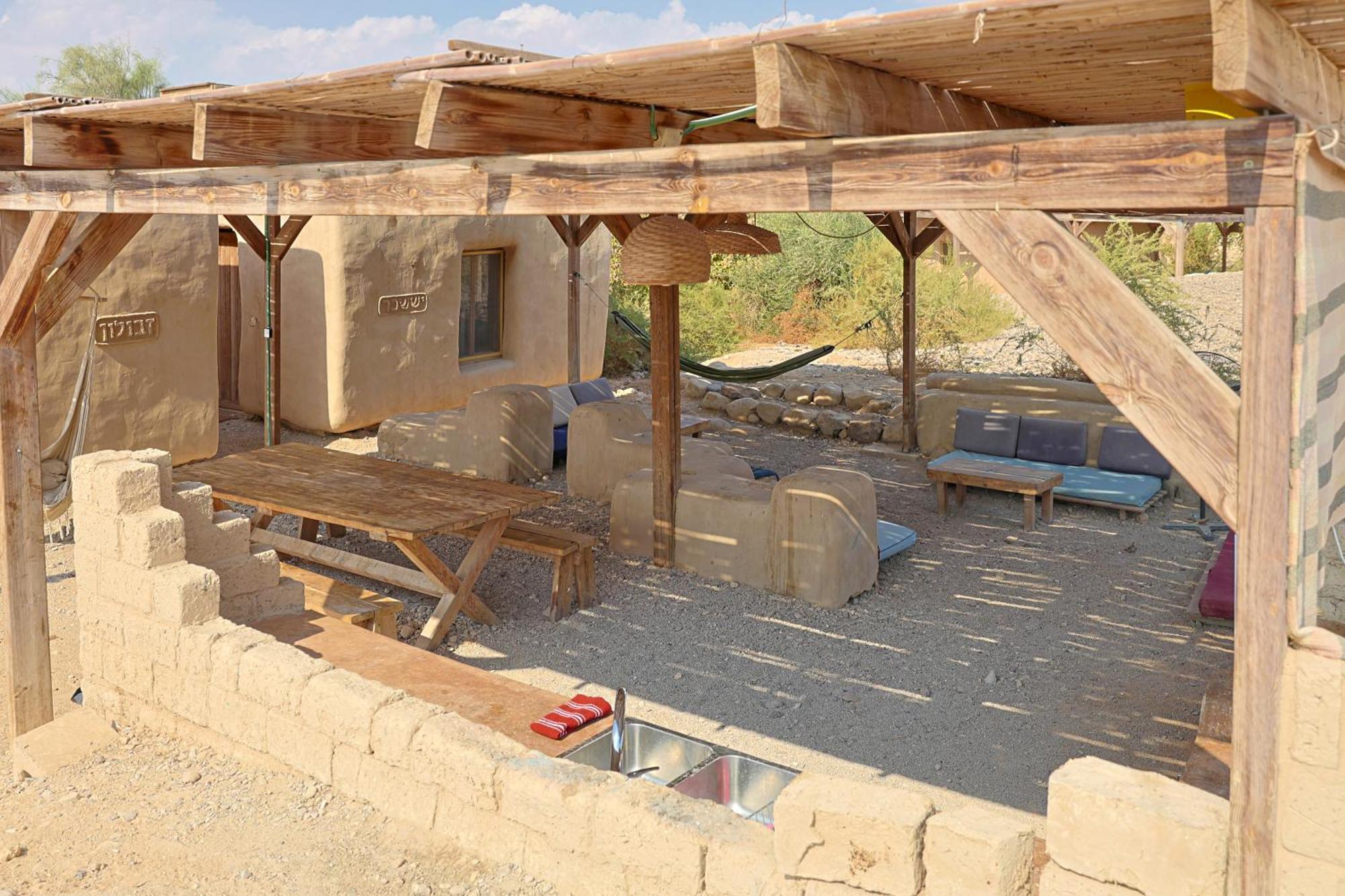 Desert Days Mud Cabin'S Resort Tzukim Bagian luar foto