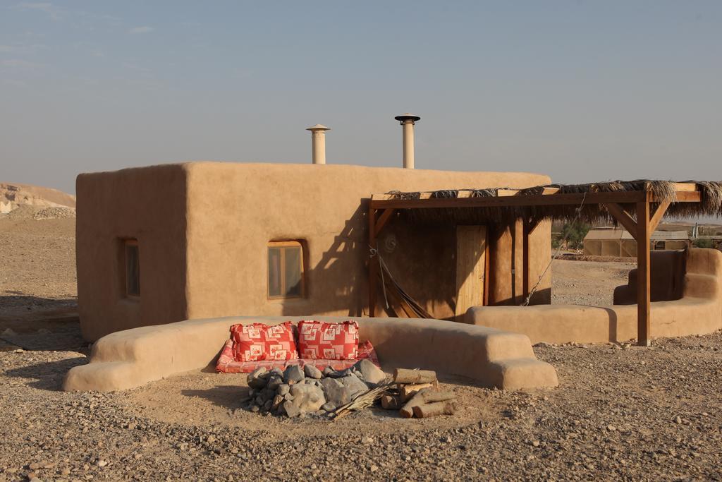 Desert Days Mud Cabin'S Resort Tzukim Bagian luar foto