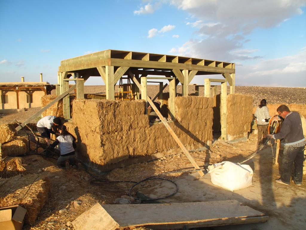 Desert Days Mud Cabin'S Resort Tzukim Bagian luar foto
